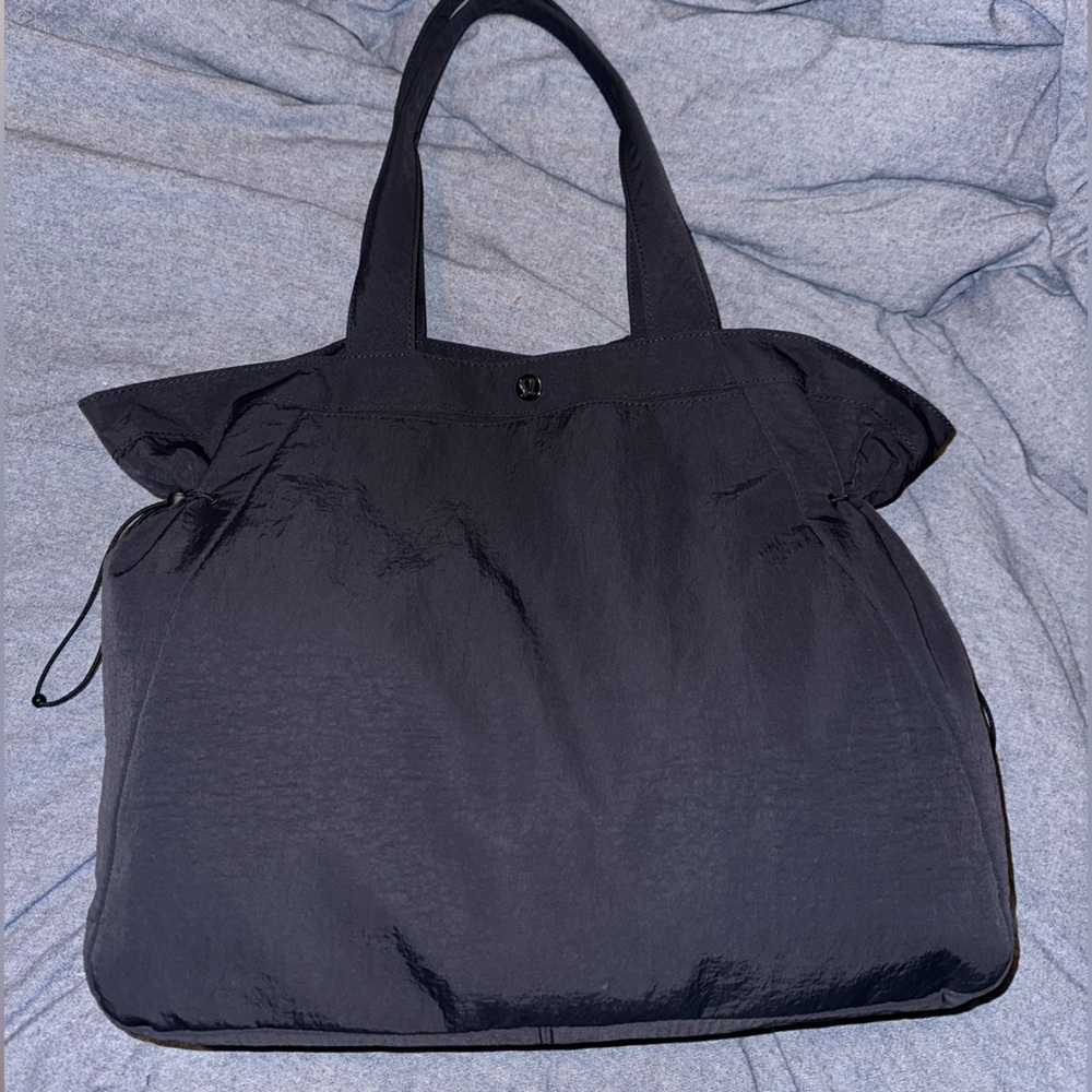 Lululemon side-cinch shopper bag